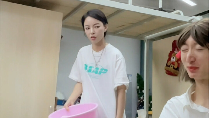 Pertama-tama, tolong hargai privasi orang lain. Kedua, jemuran yang sudah kering sebaiknya segera di