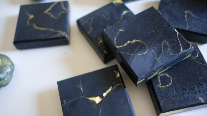 صابونة الفحم الخيزراني بالنعناع بنمط الرخام، مناسبة للبشرة الدهنية والرؤوس السوداء