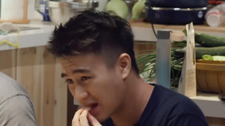 He Youjun: His reaction after tasting the little dish is so funny—I’ve even started a poll—let’s see