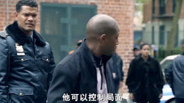 Người da đen chỉ đánh cảnh sát một cái, ai ngờ lại bị đánh đến chết!