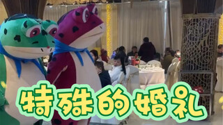 亲戚：新郎新娘人呢？父母：跳舞那两只蛤蟆就是～