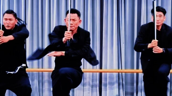 National First-Class Actor Yuan Zhiping performs the Nao-Nao dance with swords