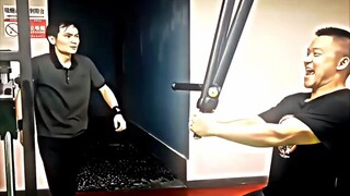 “别冲突嘛，大家和气生财”