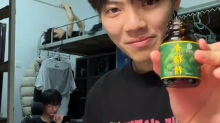 男生拿青梅精拌蓝莓骗室友吃，结局意想不到……