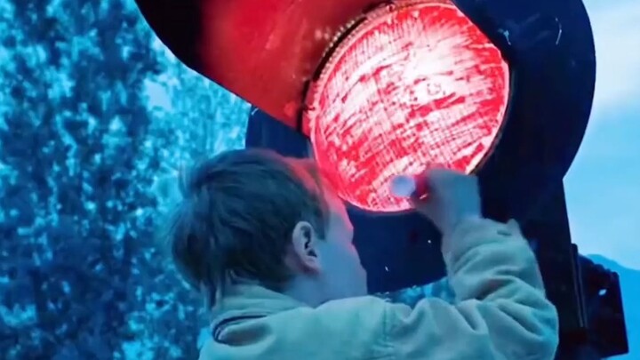 【คำบรรยายหนังสุดซึ้ง】จับตาดูให้ดี เด็กชายตัวเล็กคนนี้ทาสัญญาณไฟทางรถไฟเป็นสีแดง แล้ว...