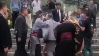 这个侍卫背景不简单呢，秦始皇和重臣都来劝慰