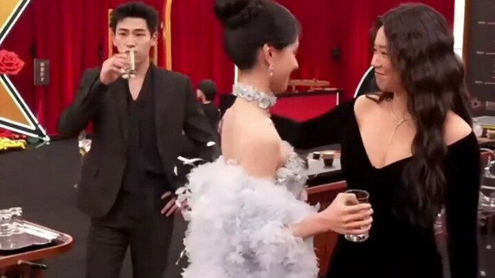 เสี่ยวซื่อ คุณผู้หญิงช่วยยกขึ้นมาเดี๋ยวนี้ได้ไหม อยากดูแฟนคลับที่ตามไปขุดคุ้ยอดีตฉากนี้ของพี่สาวราชิ