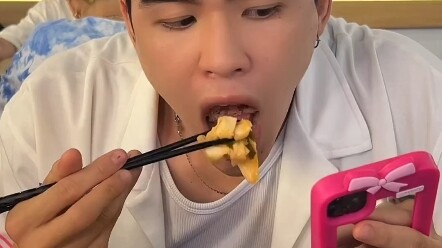 Funny overseas video: The little boat of friendship has capsized.