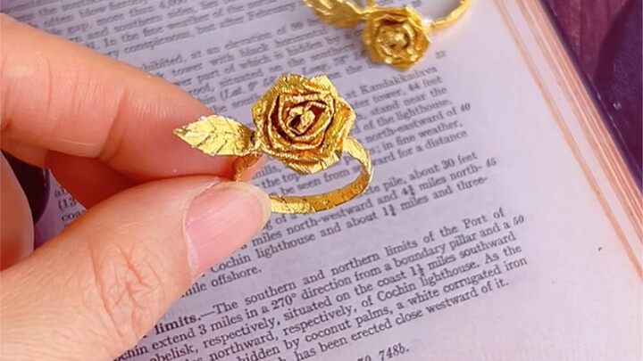Hướng dẫn bạn dùng giấy sô-cô-la làm nhẫn hoa hồng xinh xắn, dành tặng người mình yêu trong Ngày Val