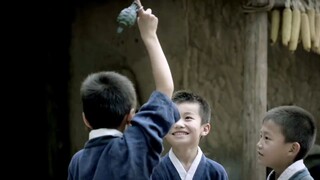 熊孩子们竟将手雷当玩具玩