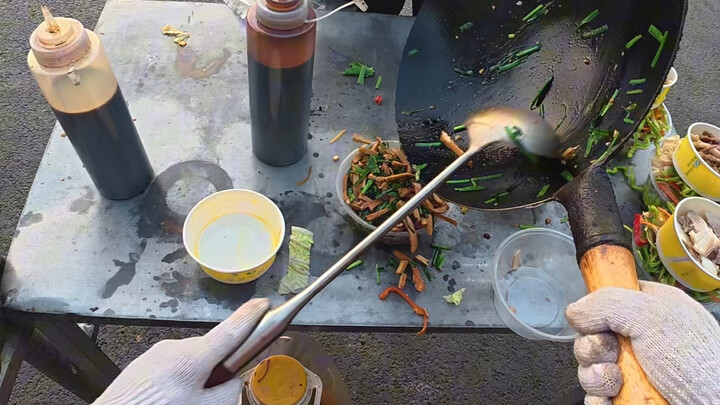 Stir-frying at a construction site stall
