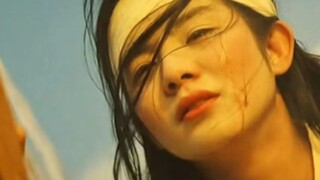 Một hạt bụi của thời đại, khi rơi xuống đầu mỗi cá nhân, chính là một ngọn núi.