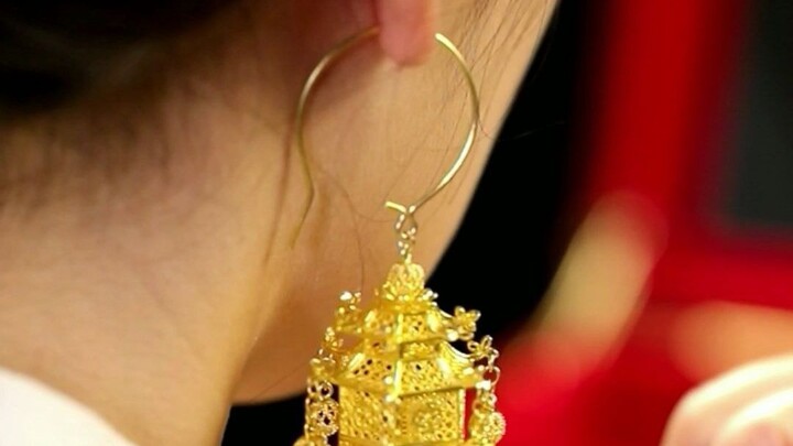Some people say our Chinese jewelry is tacky? I'll convince you with just a piece of gold wire.