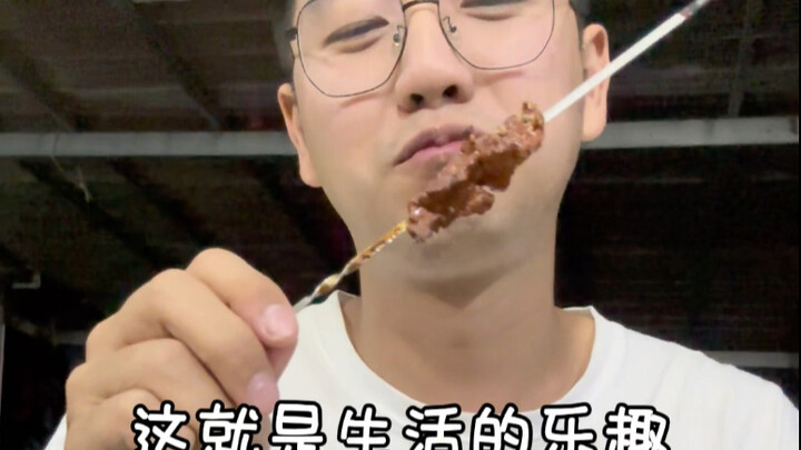 Eating street food and drinking Asahi—life couldn’t be more comfortable.