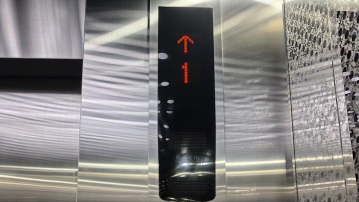 Lift di Gedung Pertemuan Rakyat