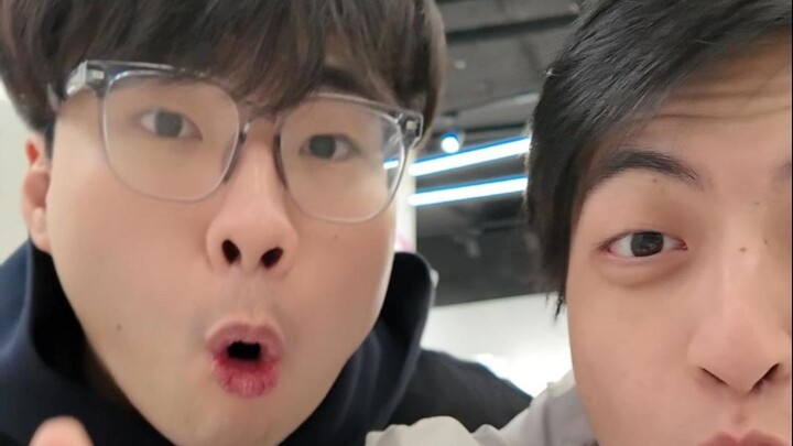 Siapa yang suruh mereka berdua ngerekam di kolam racun sebesar ini??