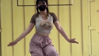 Saya menari mengikuti koreografi Xiaopangpang, Berlian, sebuah lagu yang sangat bersemangat. Saya ju