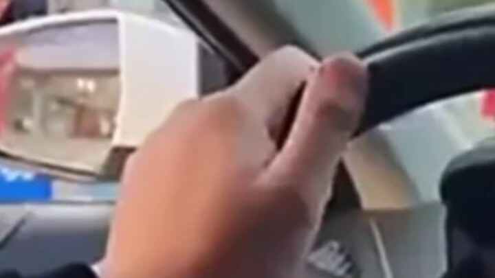 Sopir menyamar sebagai pimpinan untuk masuk ke parkir, si kakek penjaga keamanan sampai takut untuk 