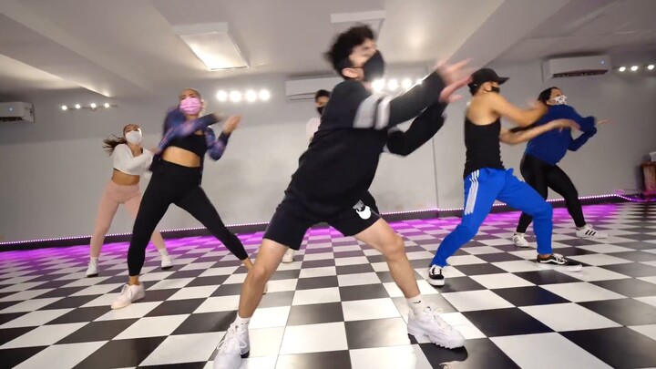 قناة يوتيوب ترقص على أغنية Cardi B "Up"! مذهل جداً!!