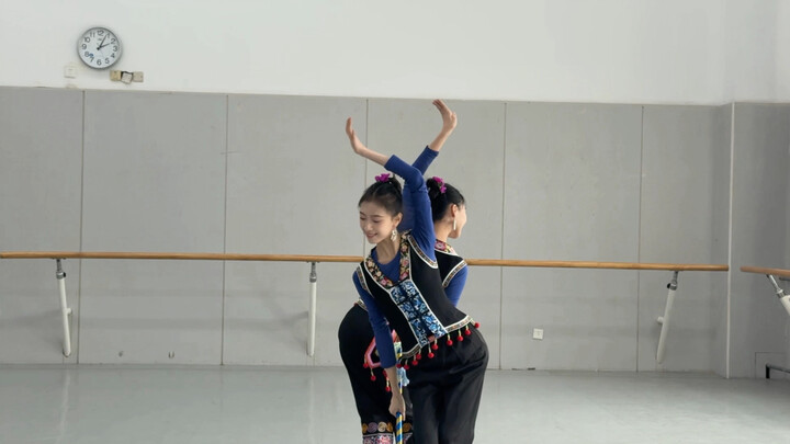 "White Ethnic Group Flower Stick Technique and Skill Combination"