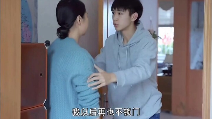 Mom always keeps the child cooped up at home studying, stifling them—only to find problems arise, le