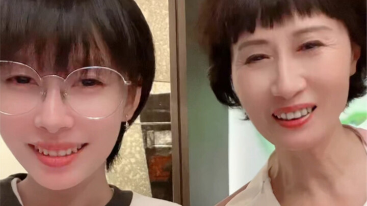 The pot lid and the rose woman are rushing towards each other!