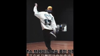 【Kim Dong-hyun】Practice room footage of him doing a one-handed backflip on the MAMA stage leaked~