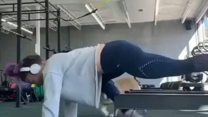 Gadis berolahraga, anjing masuk ke dalam baju