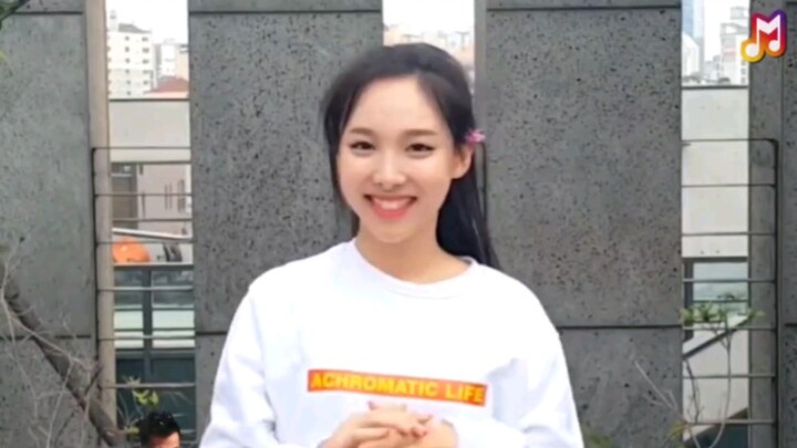 [Lin Nayeon] Sixteen-year-old Nayeon campaigning during her debut period, her youthful face brimming