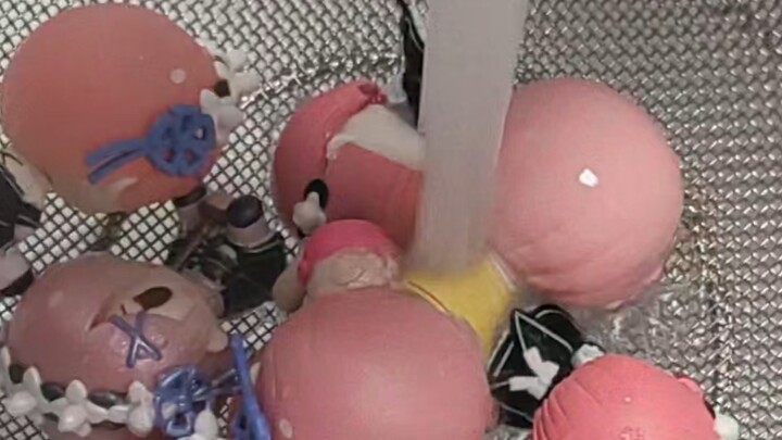 Mẹ tôi rửa tay ở văn phòng mà y như đang xào nấu ăn.