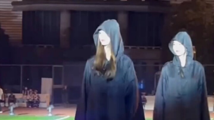 Students from a university in Yunnan walked on the runway, their aura and appearance were so stunnin