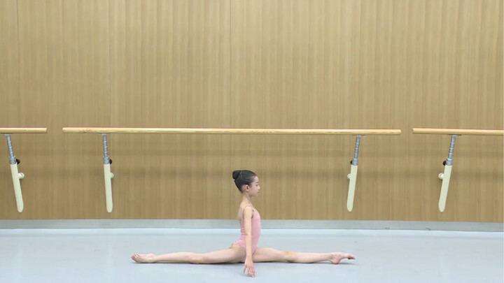 สาธิตการทดสอบสภาพร่างกายเพื่อเข้าเรียนในโรงเรียนมัธยมต้นในเครือ Beijing Dance Academy