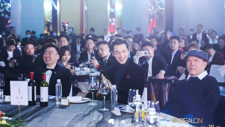 Hu Ge ikut acara tahunan perusahaan teman sekelasnya, ganteng banget! Paling mencolok di seluruh aca