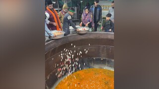 一群印度人煮一锅4800公斤的食物，场面有点震撼，成品一言难尽...
