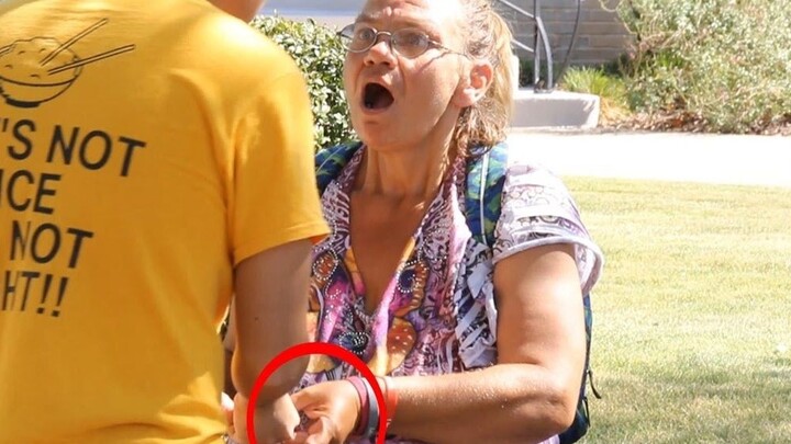 Bocah Tionghoa itu memberi pria tunawisma itu $100. Pria tunawisma itu menangis dengan sedihnya dan 