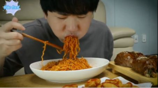 Mì xào, bò cuộn, gà viên phần 1 #mukbang