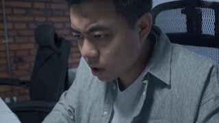 Seorang pria membeli kamera yang memiliki rahasia, tetapi setelah mengambil foto istrinya, ia menemu