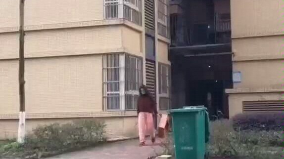 حبست الفتاة قسرًا لعدة أيام، واليوم خرجت حاملة سيفها لتخرج القمامة... هههههه