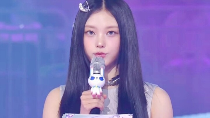 [Haerin] Makes her debut as an MC, kicking off the concert with a dynamic opening!