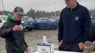This guy treats drinking as a sports hobby—every weekend he sets up a stall, and customers pay 20 to