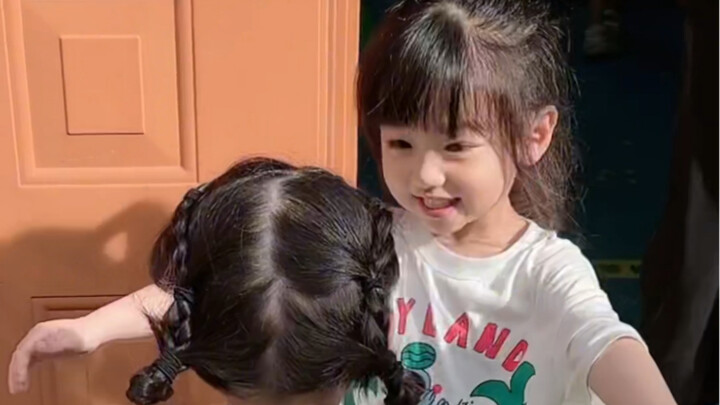 เสี่ยวหยวนก็เป็นพี่สาวตัวยงเหมือนกันนะ! วันนี้เธอไปรับชินอีกลับจากโรงเรียนแล้ว~