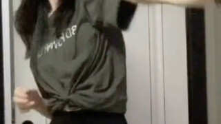 【زهوو زهوو ناو بو】 كشفت "شياإي تسي" عن قدميها المقرفية