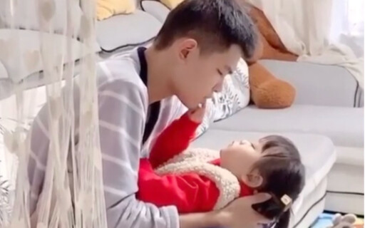 Nghe em gái nói câu “muốn anh trai”, anh trai liền hối hận vì đã “quát” em lúc nãy