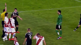 Những quyết định thật là ngớ ngẩn của các trọng tài khiến Ronaldo ôm hận