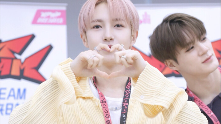 Huang Renjun danced to the Chinese version of Bubble Gum! So cute!