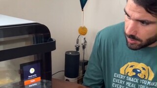 Một anh chàng mù khoe tài nấu ăn của mình: chiên trứng... Anh ấy thật lạc quan!