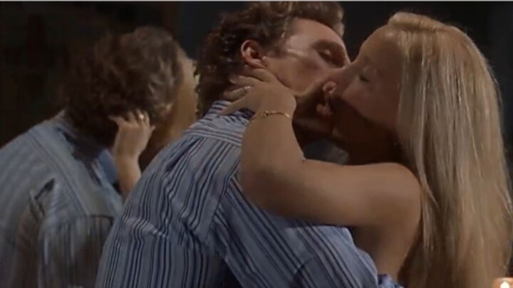 【HowToLoseAGuyIn10Days】Drunk guy tries to kiss girl to get rid of her