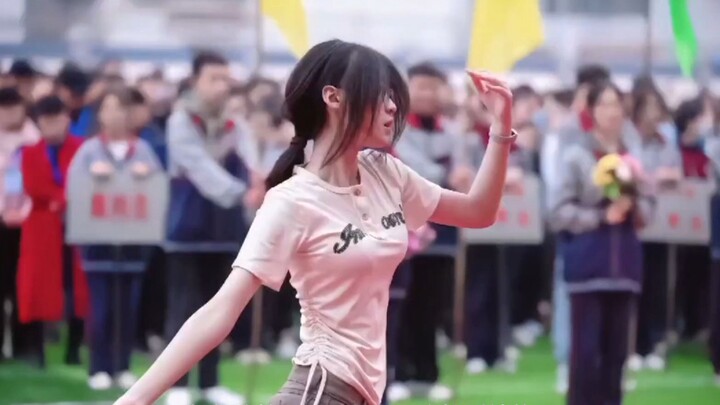 这一跳直接让她...成为表白墙常驻选手！！