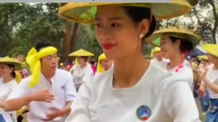 ชาวต่างชาติแสดงความคิดเห็นเกี่ยวกับความเชื่อของจีนเกี่ยวกับการเต้นรำพื้นเมืองและความเชื่อมั่นของชาติ