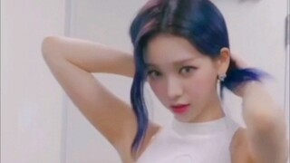 من يستطيع أن يرفض لقطة ليو تشيمين ذات الخمس عشرة ثانية فقط وهي تربط شعرها دون أكمام...